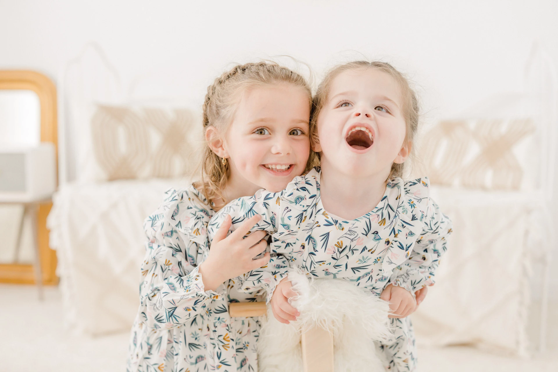cheveux bonheur enfant sourire gris